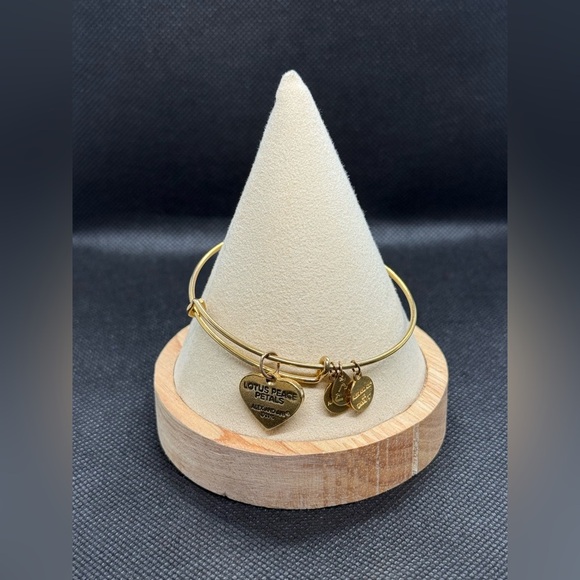 🪷ALEX AND ANI🪷Lotus Peace Petals Charm Bangle in Shiny Gold/EUC - Picture 7 of 8
